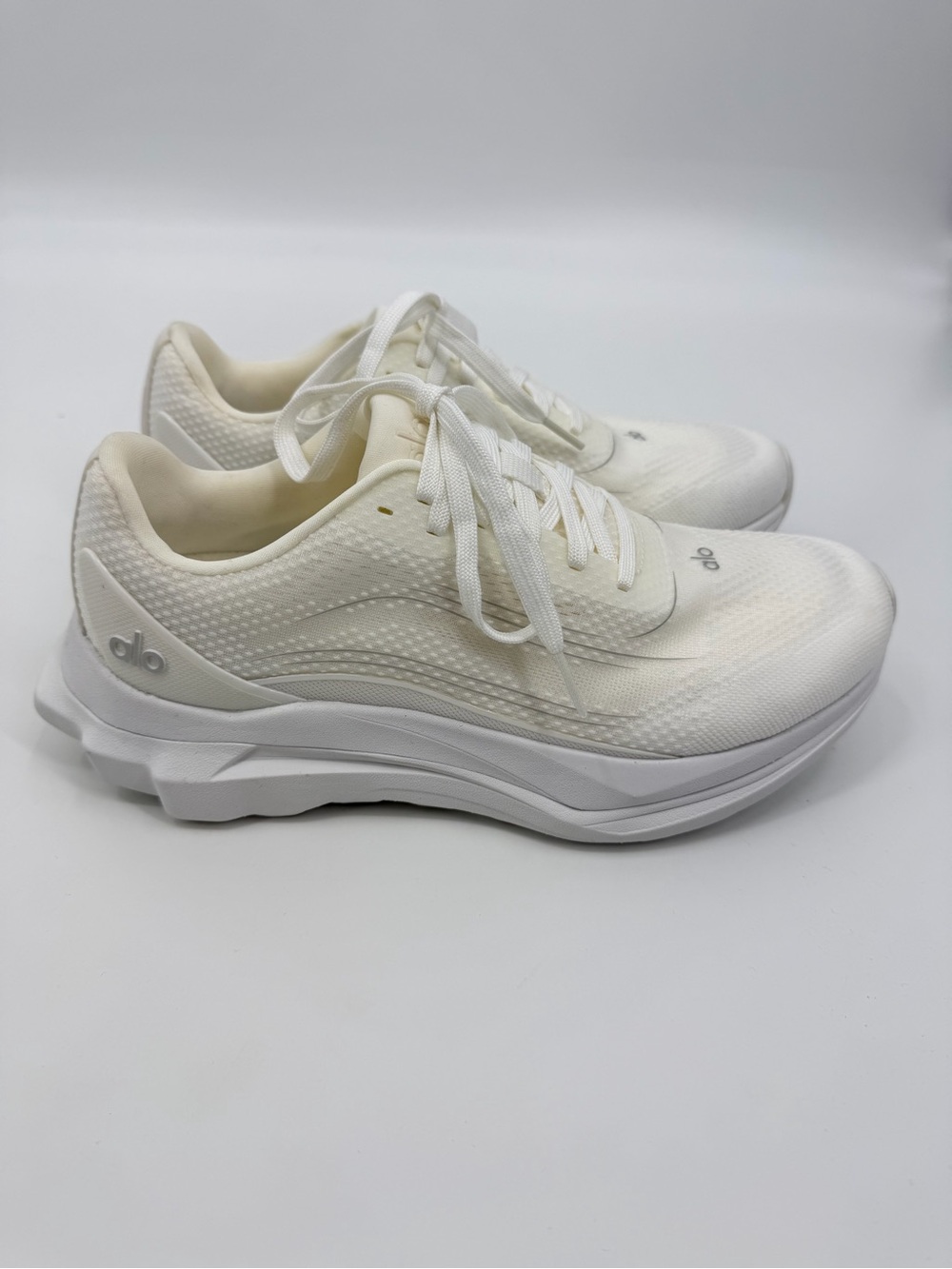 Alo Yoga NWOT Alo Runner White/White Sneakers Unisex Size Women’s 8.5 Men’s 7